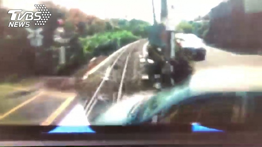 小火車與轎車撞擊瞬間。圖/嘉義市警消提供