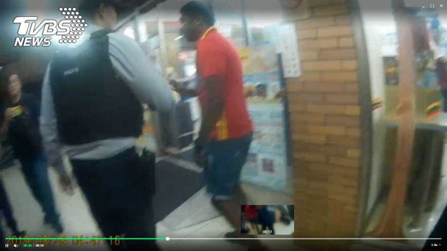 印度男揍日本小鮮肉想逃 超商店員攔人嗆:這裡是台灣!