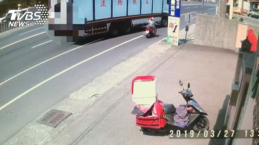 貨車右轉擦撞機車 海軍女士官遭輾爆頭慘死
