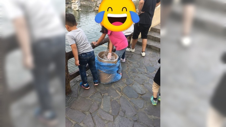 沒想到一轉頭竟看到「土豪飼料桶」,當場打趴網友的大罐飼料。圖/翻攝自「爆廢公社」
