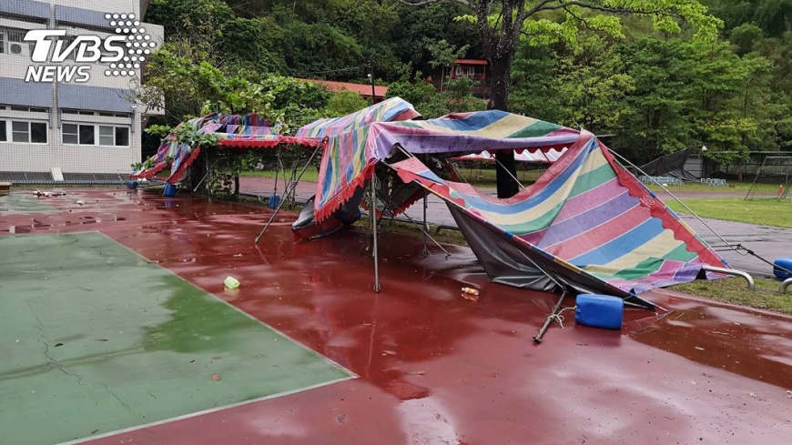 校慶活動突來狂風大雨 吹垮帳篷壓傷10學生