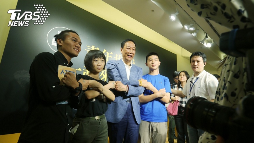 郭台銘宣布參選後,積極與青年族群互動。圖/中央社