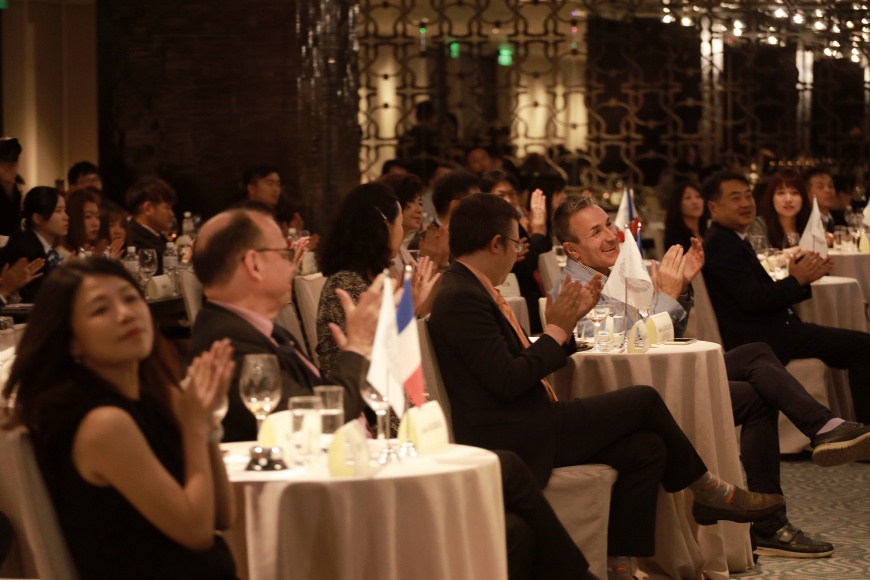 圖/除了法國駐台外交官員及文化首長親臨祝賀，現場也擠滿近兩百多位來自歐洲和亞洲的餐酒專業人士參加這場難得的文化盛宴。