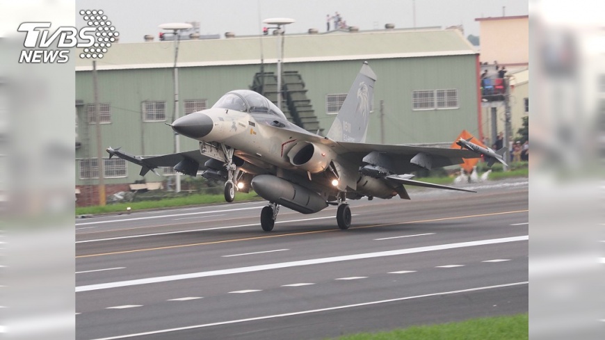 快訊/IDF戰機疑機械故障 平安迫降台中清泉崗機場