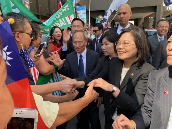 蔡總統丹佛之行 僑胞標語讚捍衛民主