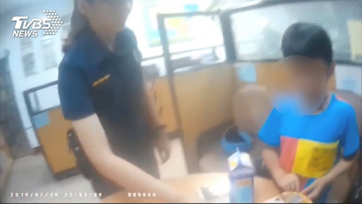 偷跑出去玩忘怎回家 警助8歲童返家