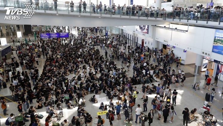 萬人接機!示威者靜坐三日 港機嚴陣以待