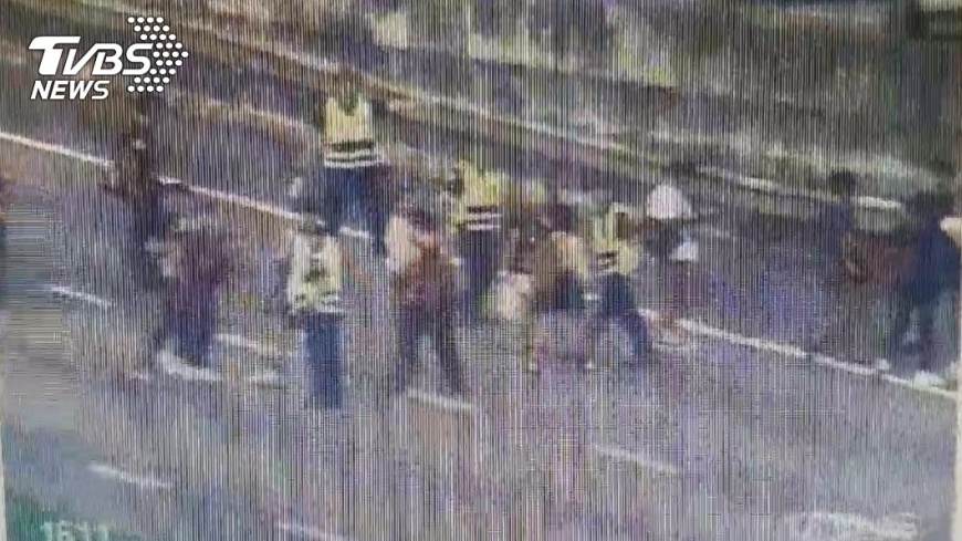 快訊/國道中壢段校車貨櫃車事故 20人受傷