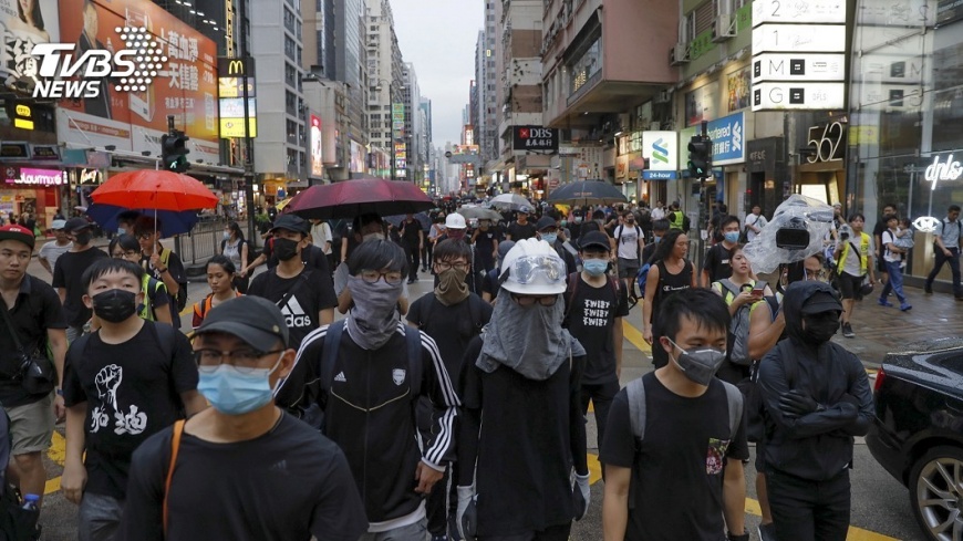 快訊／旺角警署示威不撤　鎮暴警列隊推近清場