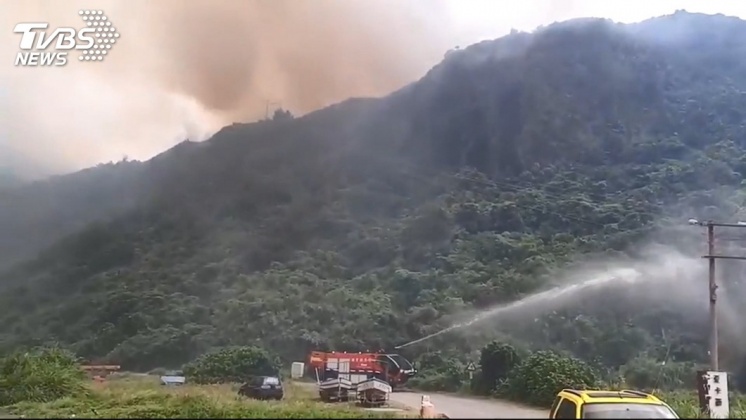 60秒出勤！火燒綠島防風林　消防員忙翻