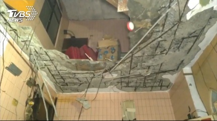 民宅天花板突崩塌 住戶險遭活埋驚險