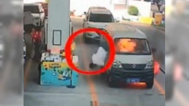 驚險2秒鐘!陸廂型車突起火 駕駛跳車逃生