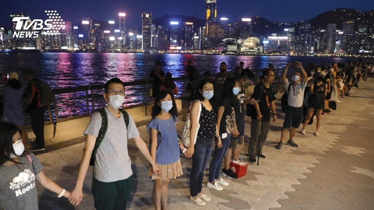 823反送中上街　萬人牽手串成45公里人鏈