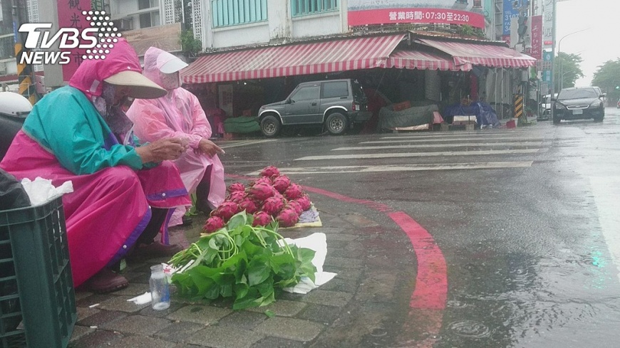 白鹿直擊!不忍災損 台東阿嬤頂風雨賣菜