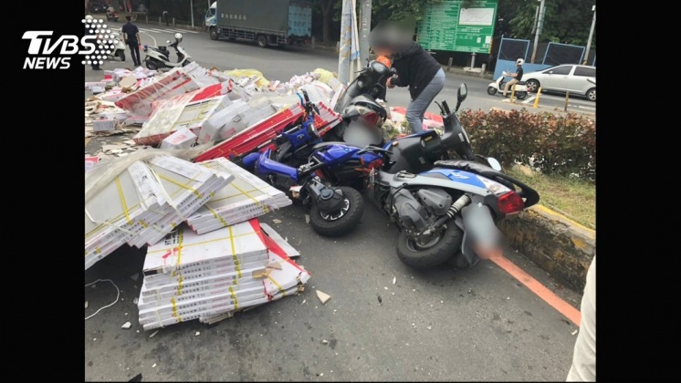 超載物品或是沒綑綁好導致掉落造成他人受傷,除了罰鍰吊扣駕照外,還可能吃上「過失傷害」刑責。(圖片來源/ TVBS)