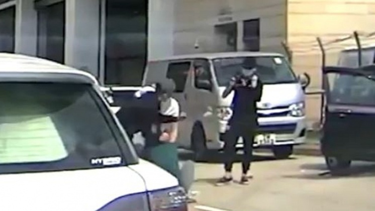 鄺俊宇被襲畫面曝光 蒙面人拳腳相向