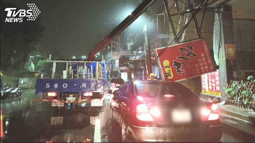 招牌下也是颱風期間需要避免的停車位置。(圖片來源/ TVBS)