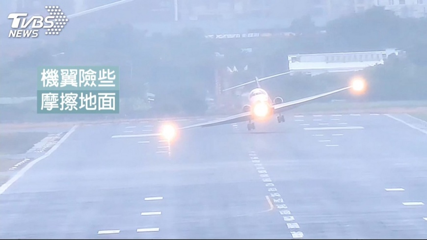 嚇！客機遭吹偏搖晃險磨地　直擊驚險瞬間