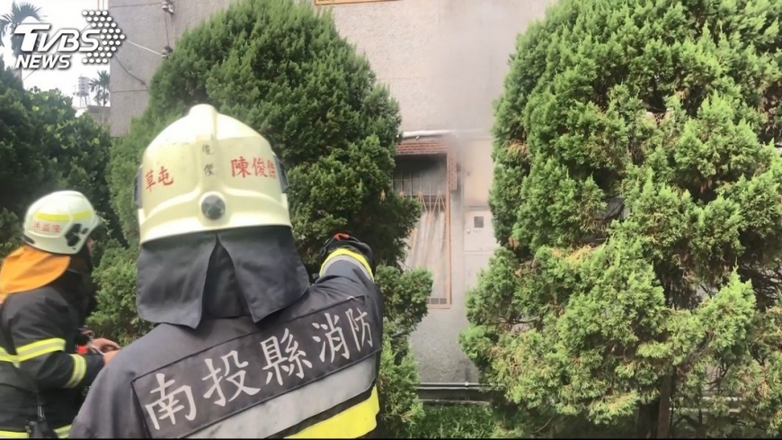 消防員防火衣內襯破洞　褲管棉絮外露
