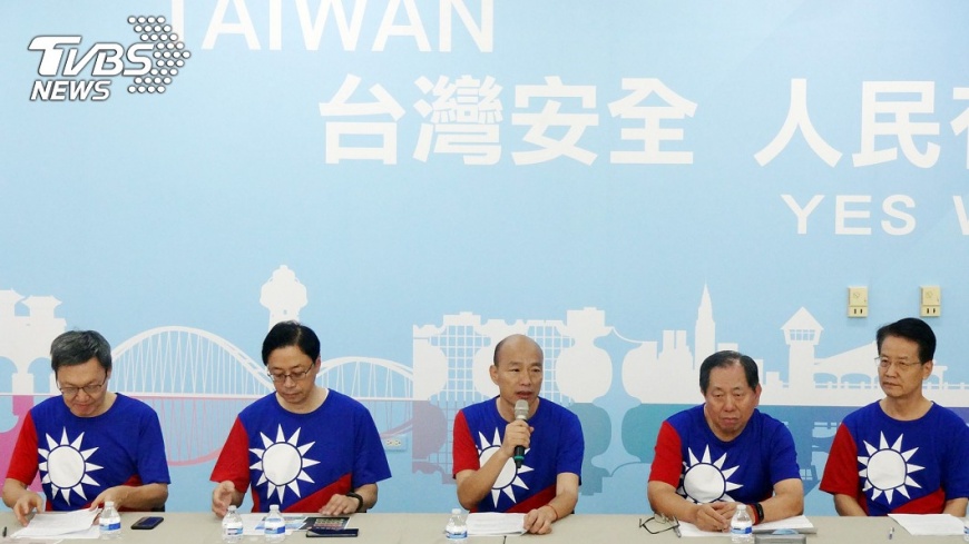 國民黨總統參選人韓國瑜（中）國政顧問團10日開直播談兩岸政策，重申反對一國兩制、回到一中憲法架構的政治主張。圖／中央社