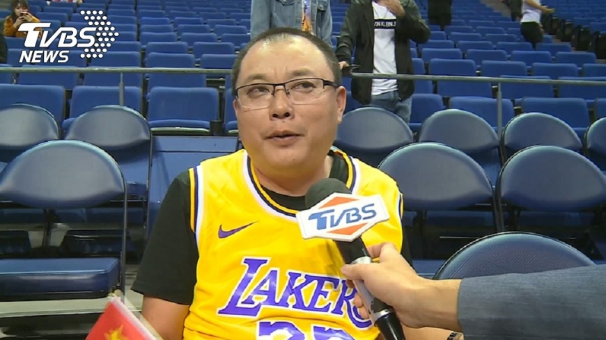 NBA上海賽低調開打，球迷帶五星旗進場看球。