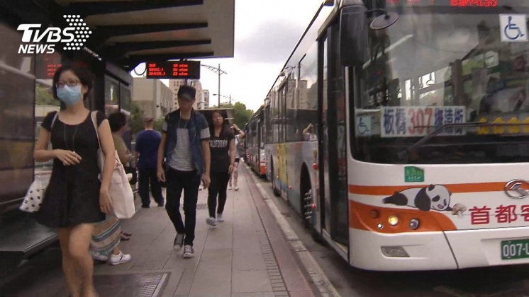 抓了「黑色口罩」就出門 她一看真相秒暈:怎麼上公車?