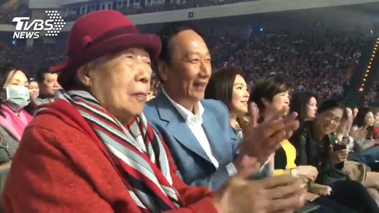 郭台銘媽媽郭初永真（左）11月6日上午過世。圖為2019年母子倆一同欣賞費玉清演唱會。（圖/TVBS資料照）