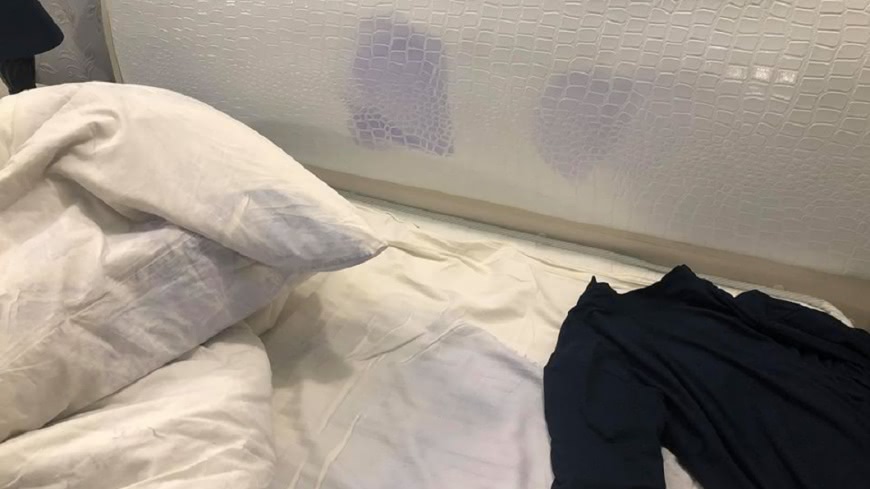 發熱衣把白色床頭櫃染成藍色。(圖/翻攝自爆廢公社)