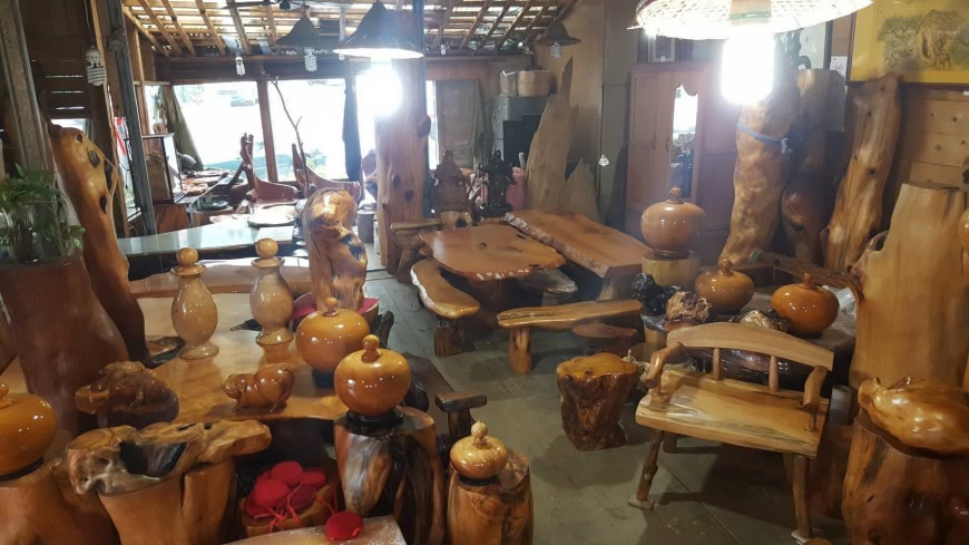 充滿檜木傢俱和展示品的檜木園，歡迎大家來尋寶。