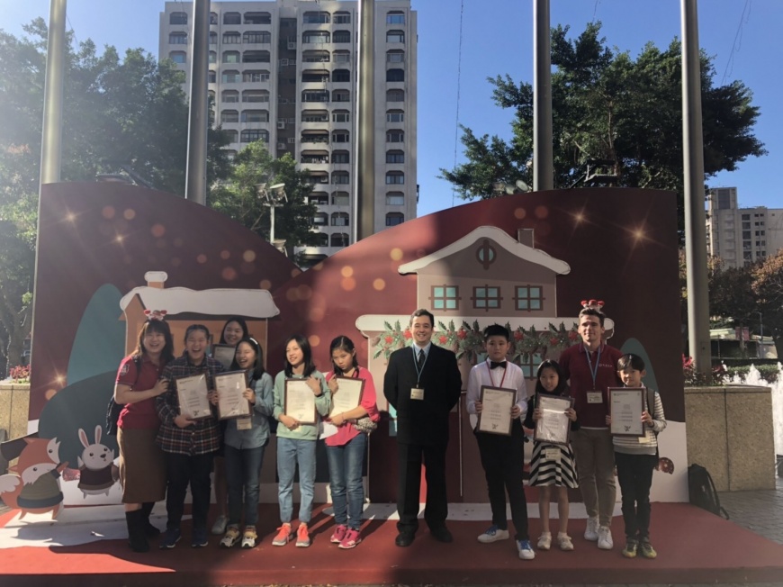 成功創造英語表達能力的環境 頒獎典禮豐富有趣