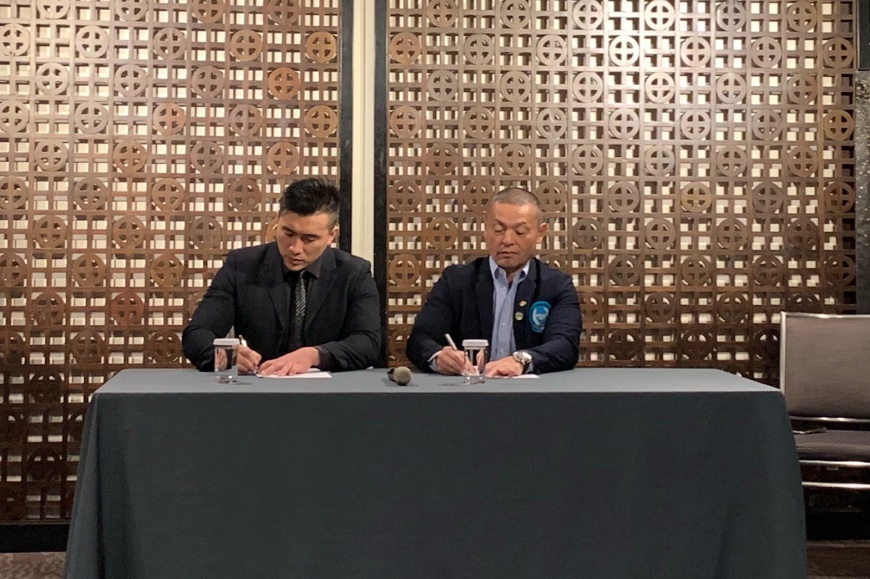 台灣凱爾健身代表董浚凱與日本BULL代表健材羽田雅弘簽訂合約。