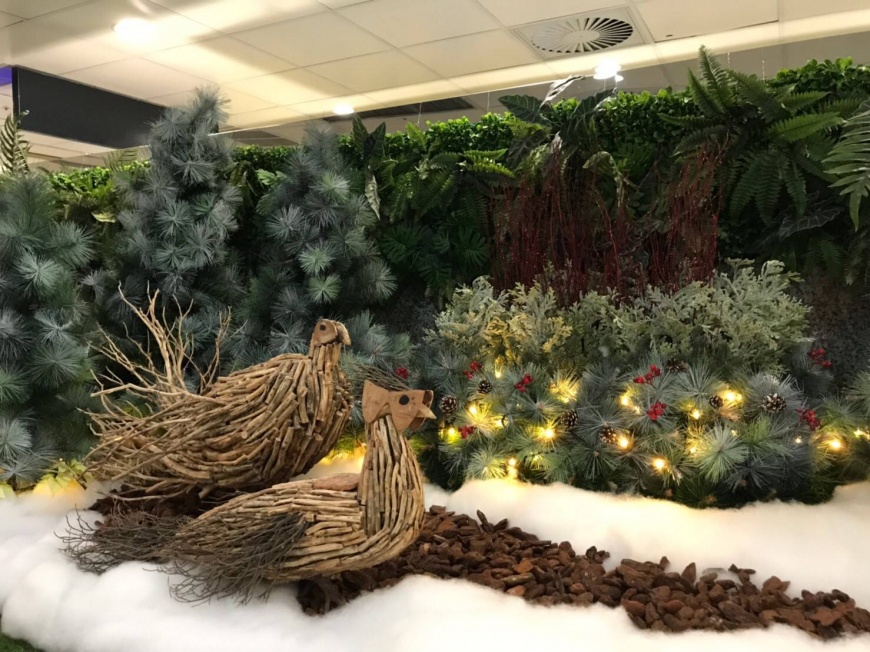 耶誕氣息飄揚桃園機場,臺灣原生動物藏身航廈