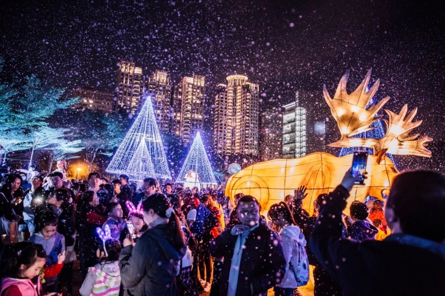 台灣燈會首創「飄雪香氛秀」 台中副展區熱鬧迎新年