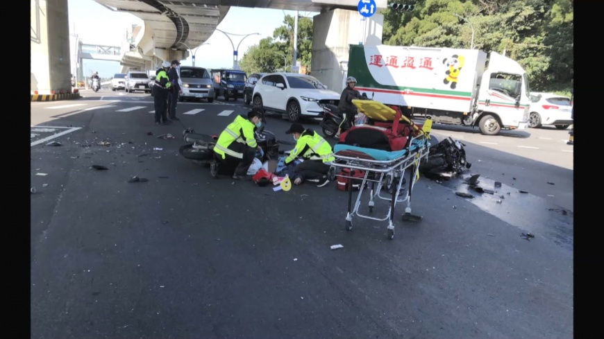 又搶快!轎車違規左轉 害3機車撞女大生亡