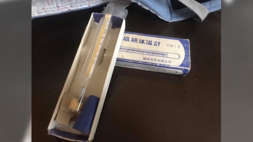 媽媽在家裡挖出這款「水銀溫度計」。(圖/翻攝自爆廢公社)