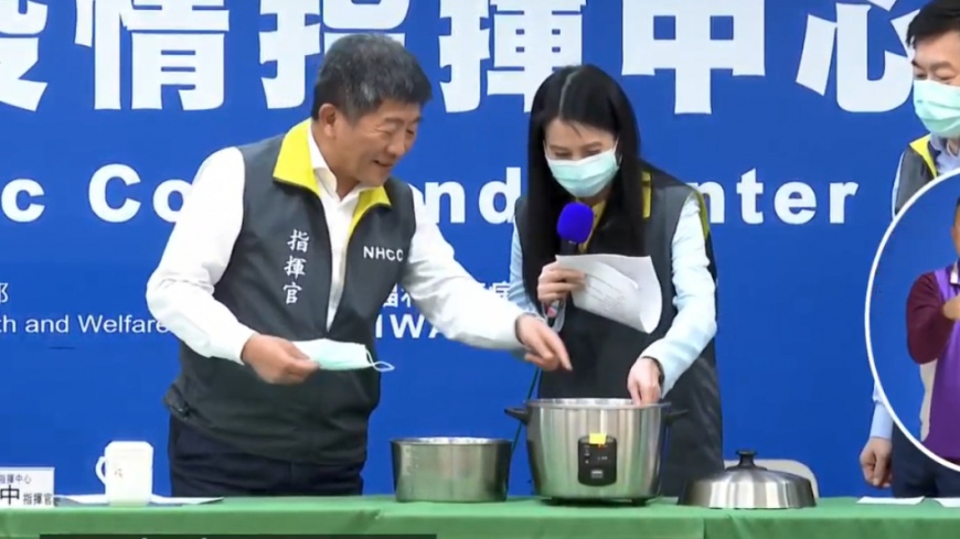 陳時中被吳秀梅笑虧「部長沒有煮過飯喔！」(圖／翻攝自衛生福利部疾病管制署YouTube)