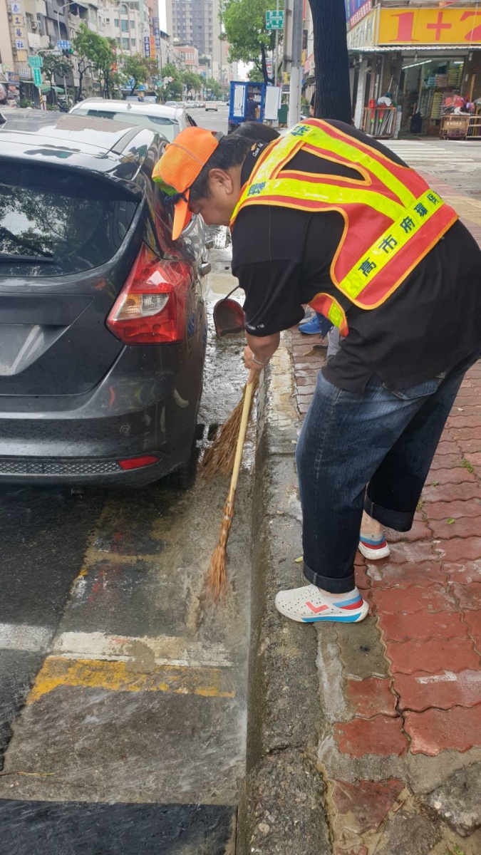 高雄市清潔隊員趁雨勢稍緩 穿雨衣揮汗水全力恢復市容