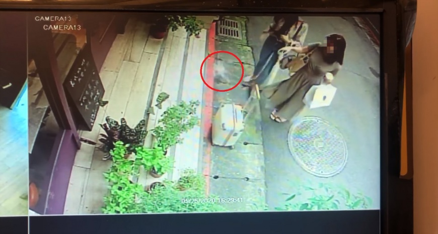 咖啡店業者PO出監視器畫面,卡卡兒在店門口怒摔飲料。(圖/翻攝自事發咖啡店臉書粉專)