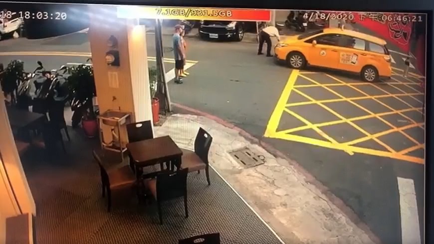 事故發生後陳姓駕駛並未報警,詢問少女傷勢後還轉頭摸摸車頭撞擊的部分。(圖/翻攝爆料公社)