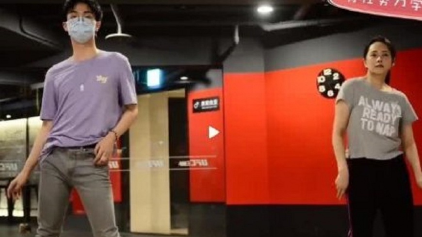 小哈利替媽媽伊能靜編舞，在節目花絮中意外曝光成為大陸網友熱搜焦點。(圖／翻攝自伊能靜微博)
