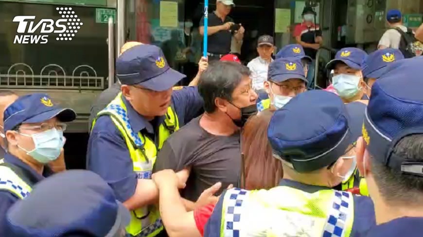 杏仁哥被警方帶離現場。(圖/TVBS)