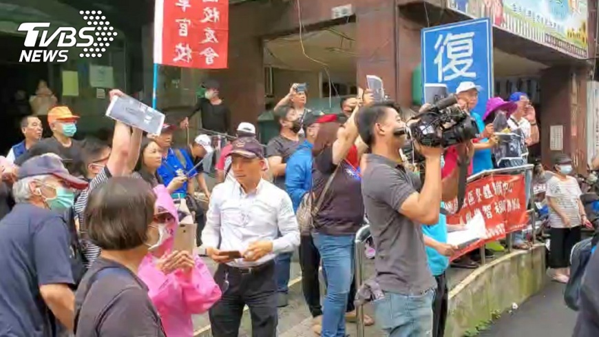 憤怒民眾聚集在王浩宇服務處抗議。(圖/TVBS)