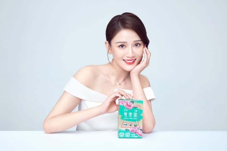 女星真的很會瘦!從陳喬恩最新的代言照片看來,大V臉、凹鎖骨和纖細手臂早就瘦回原本樣貌。(翻攝自品牌官網)
