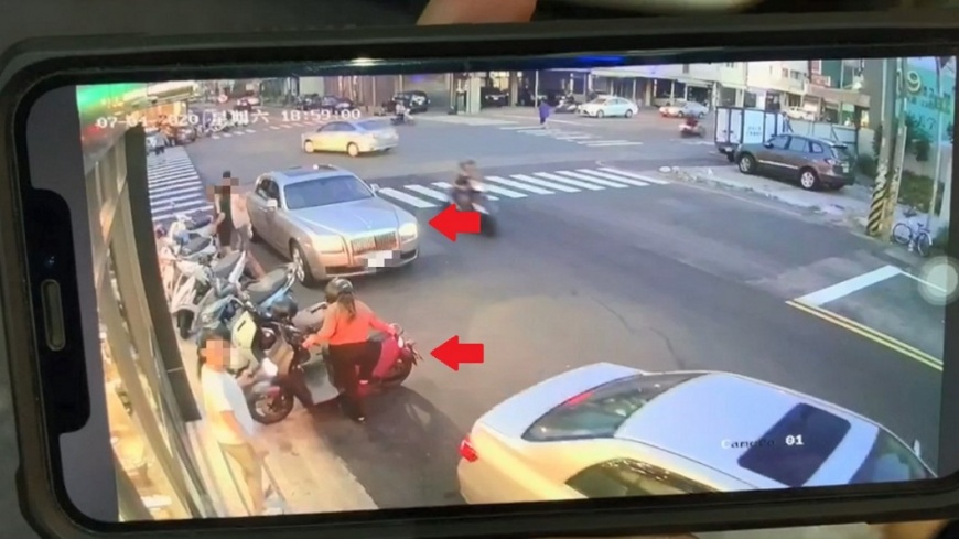 機車騎士已架好中柱。(圖/翻攝自爆料公社二社)