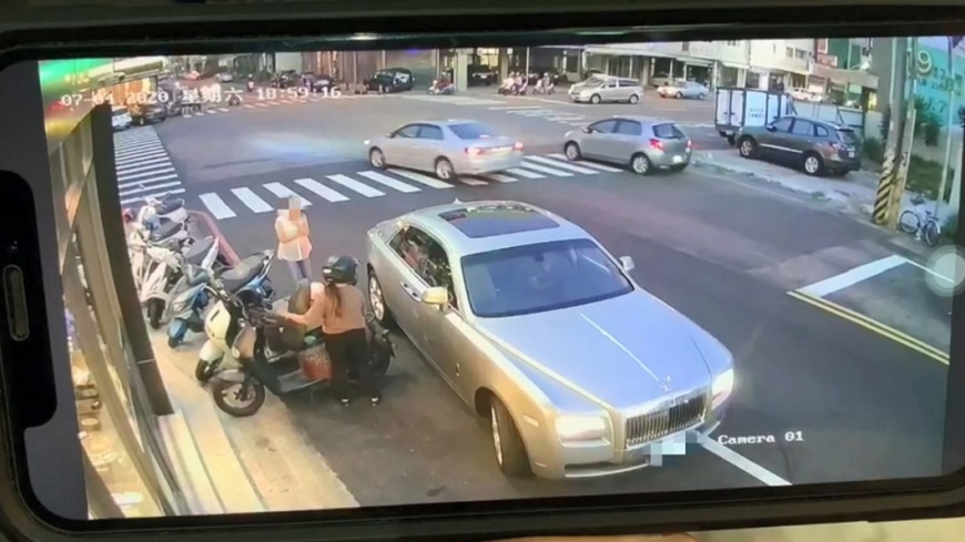 發生擦撞後,騎士嚇了一跳趕緊扶住機車。(圖/翻攝自爆料公社二社)