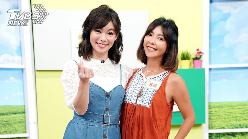 藝人芳瑜(右一)兒子夜晚哭不停 白天卻對窗外笑。(圖/TVBS)