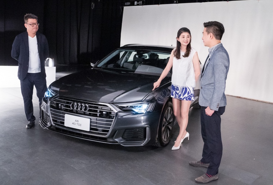 楊欣儒:葉子板折角展現Audi造車工藝。蘇宗怡:運用手指頭從頭劃到尾,就能感覺到這細膩工藝。