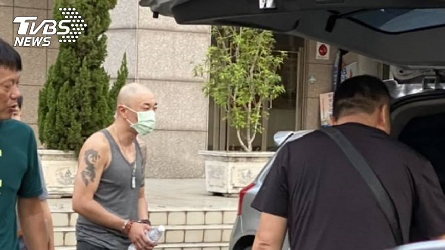 陳姓男嫌犯(中)已被警方列為重要關係人。(圖/TVBS)
