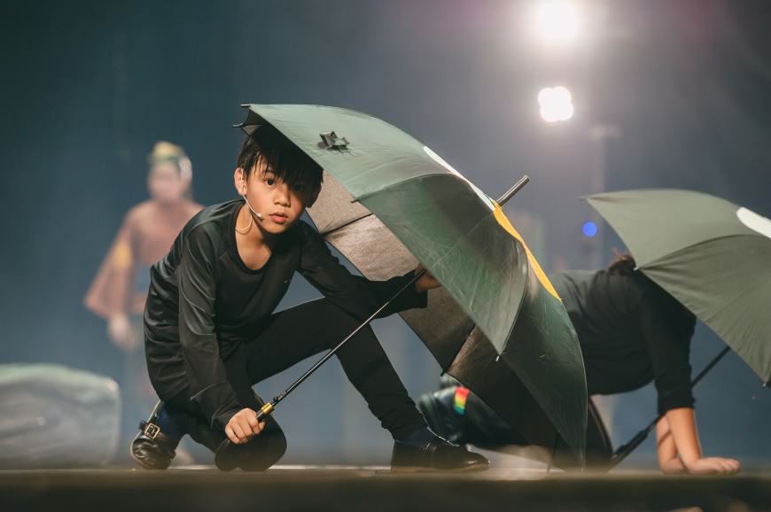 表情認真的小演員