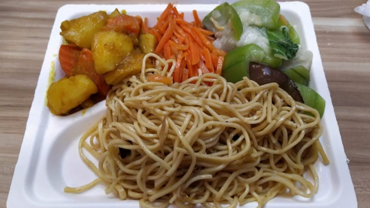有網友到自助餐店夾3菜1炒麵,秤完重要價149元。(圖/翻攝自「爆怨公社」)